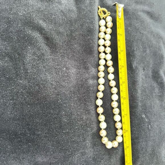 Single Strand Multi Toned Faux Pearl Choker Necklace, Bar & Hoop Toggle Closure - Picture 6 of 7